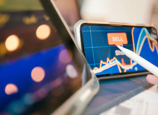 Opções de Bitcoin, Ethereum e forex sendo analisadas por um trader que atua em múltiplos mercados