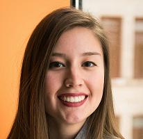 Retrato de Victoria Lawson, CFO e líder de uma empresa de operações financeiras